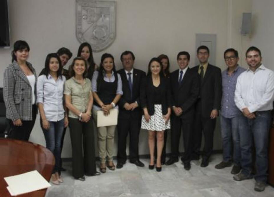 Reconocen a becarios que estudiarán en Washington