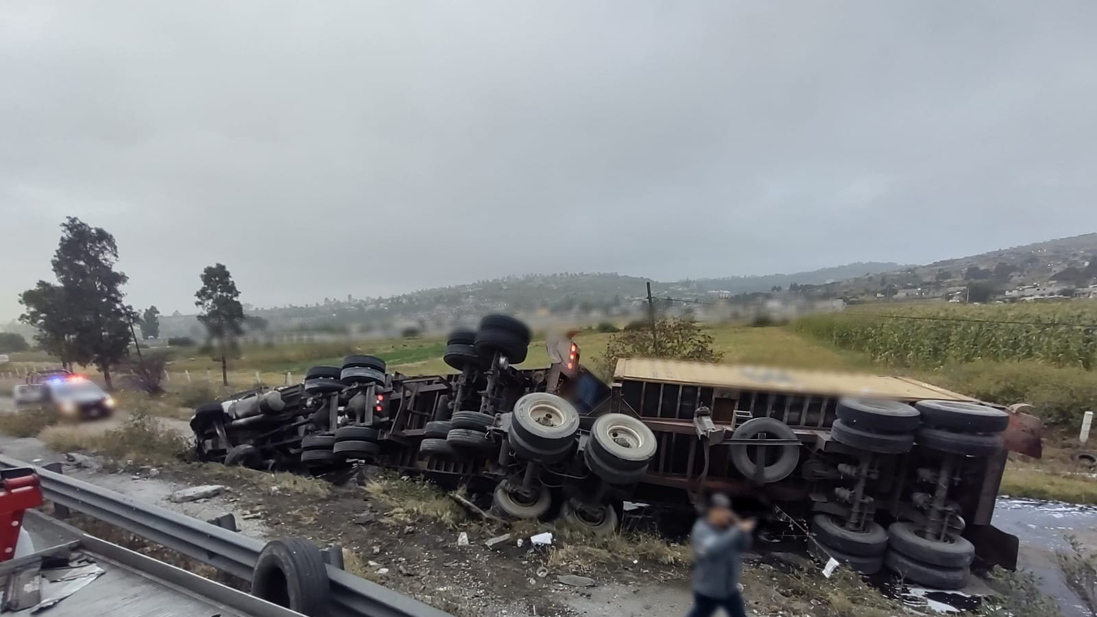 Tráiler ocasiona el cierre parcial de la autopista México-Querétaro