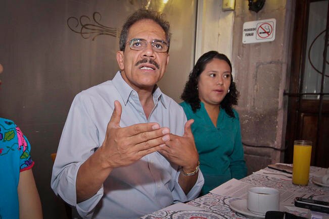 El líder de Antorcha Campesina, Jerónimo Gurrola (izq.), y agremiados impide n que ex integrantes ocupen el predio (VÍCTOR PICHARDO. EL UNIVERSAL)