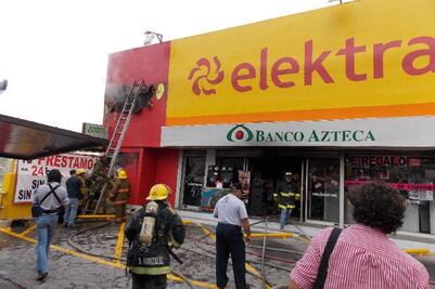  Arde una sucursal de Elektra en Menchaca