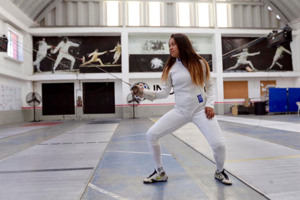 entrena con hombres porque por su categoría no hay chicas en su equipo de esgrima que puedan ayudarle a simular alguna competencia, por ello es que se ha desempeñado con los varones en cuanto a su entrenamiento. Foto: César Gómez
