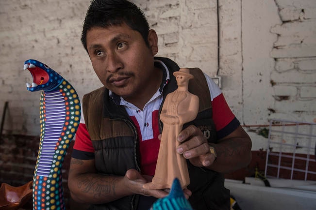 Para Benito Querétaro es un lugar muy bonito, tranquilo y seguro donde puede trabajar y vender sus piezas, las cuales son diseños únicos (DEMIAN CHÁVEZ)