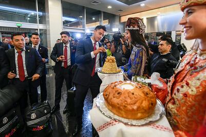 Dan una cordial bienvenida al Tricolor al estilo tártaro