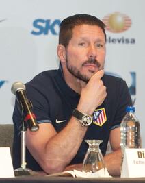 ‘Cholo’ acepta que ‘Chicharito’ es una opción