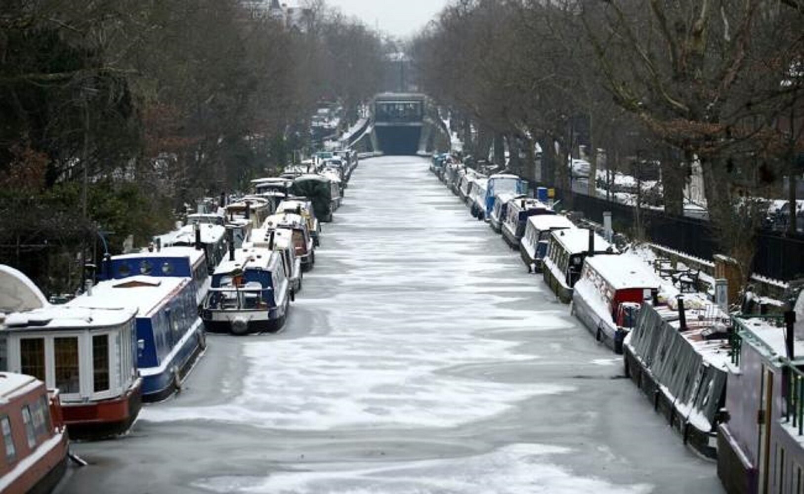 Las grandes nevadas, poco comunes en gran parte de Europa en esta época del año. Foto: Reuters