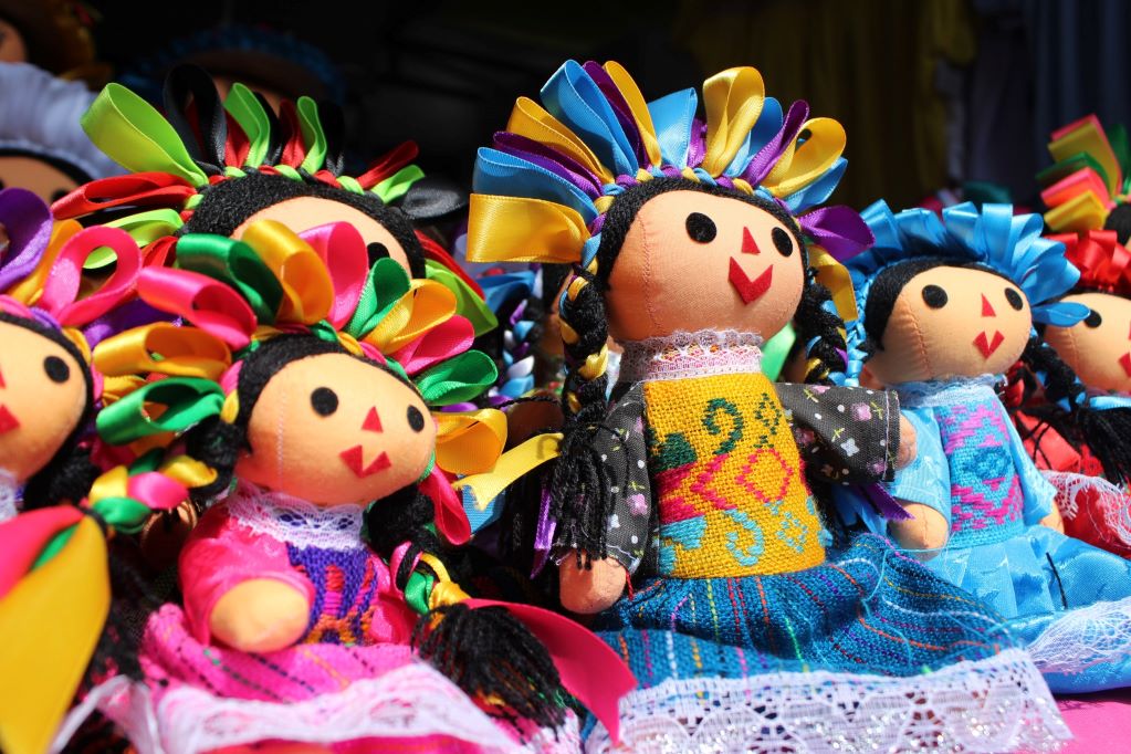 Conversatorio explora el legado de las muñecas artesanales Lele y Dönxu