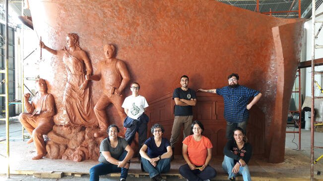 La artista Socorro López y el grupo de creadores idearon representar la obra a semejanza de un pergamino en el que se incluyen los símbolos que conmemoran el sentido original de la Constitución de 1917. (CÉSAR GÓMEZ Y SOCORRO LÓPEZ)