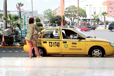 Aseguran que  grupos políticos protegen a los taxis “pirata”