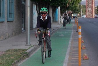 Bicicleta, opción para dejar el auto estacionado en la cochera