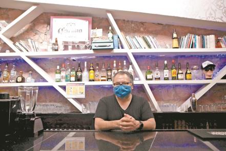 El Zeppelin, el bar que ahora presta su barra a los estudiantes 