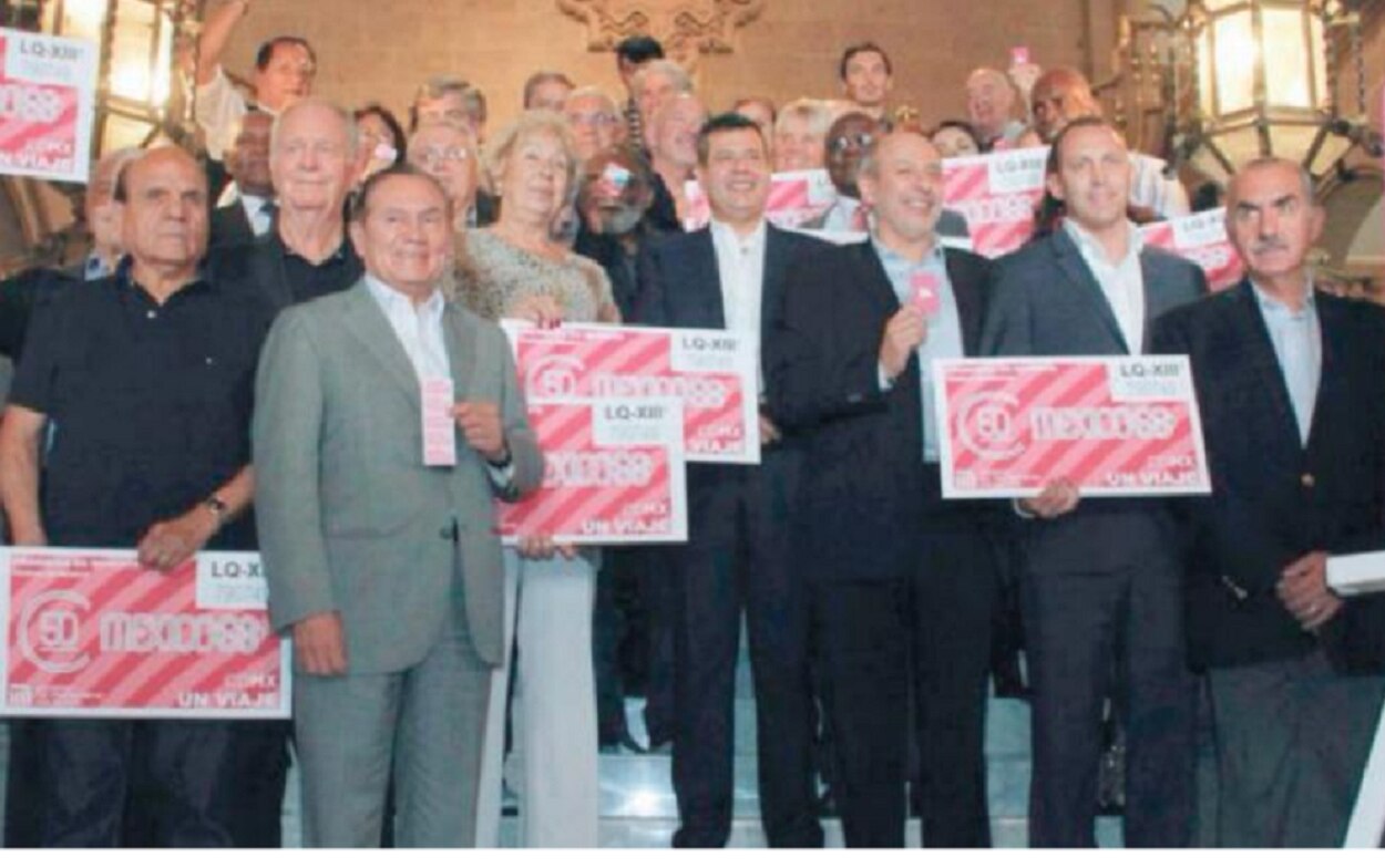 José Ramón Amieva presentó el boleto del metro conmemorativo. Foto: TWITTER