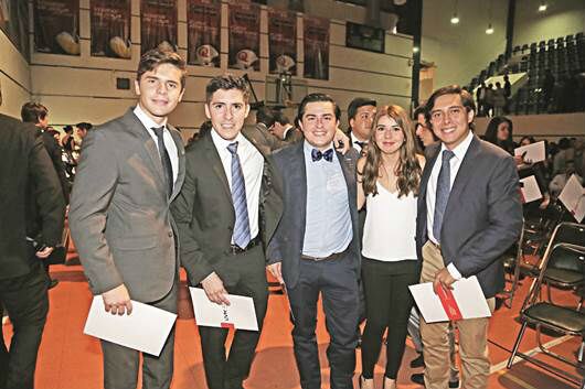 Jóvenes logran sus metas académicas