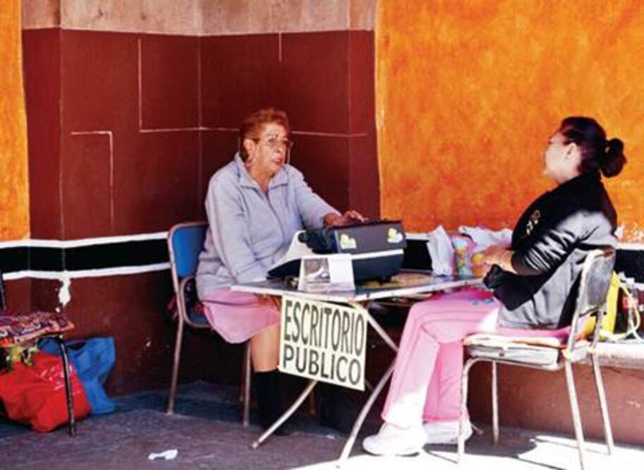 Se gana la vida en escritorio público