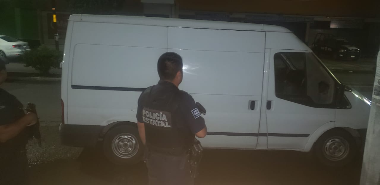 Policía Estatal rescata a 30 migrantes; viajaban en una camioneta