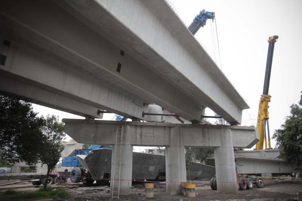 Cae “ballena” y “estrangula” autopista