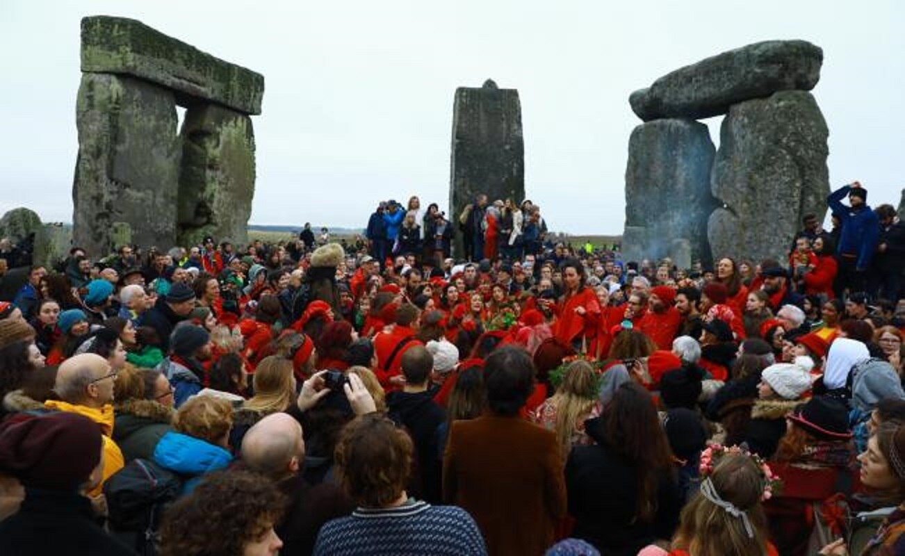 Miles de personas celebran el solsticio de invierno en Stonehenge