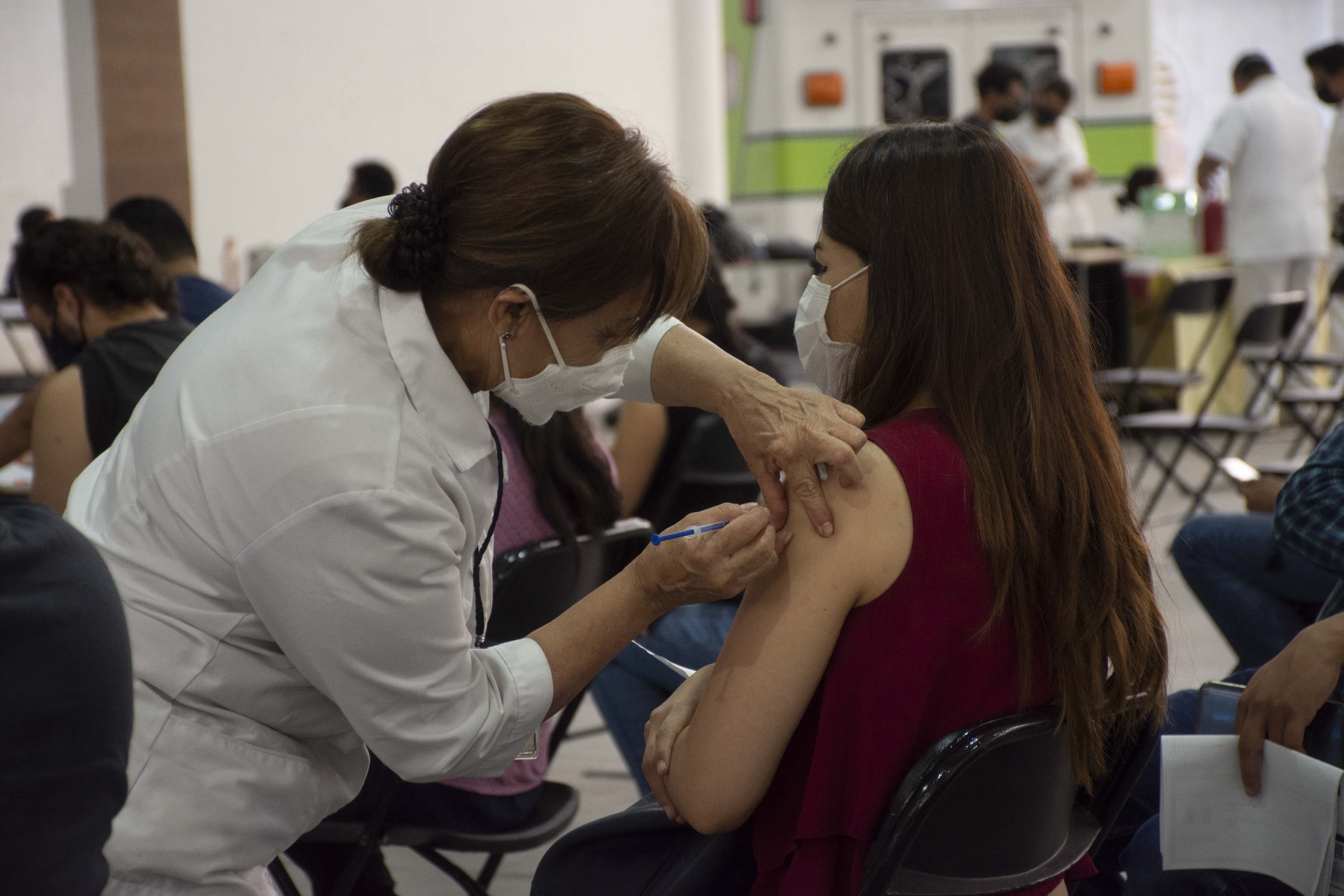 Vacunación disminuirá los contagios de Covid-19 entre los jóvenes