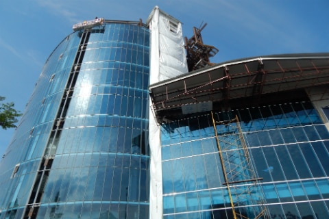 Cae viga sobre trabajador