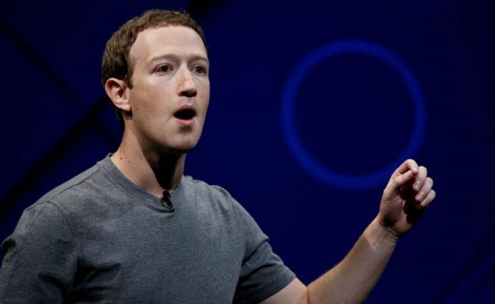EU pide formalmente a Mark Zuckerberg que testifique por divulgación de datos de Facebook