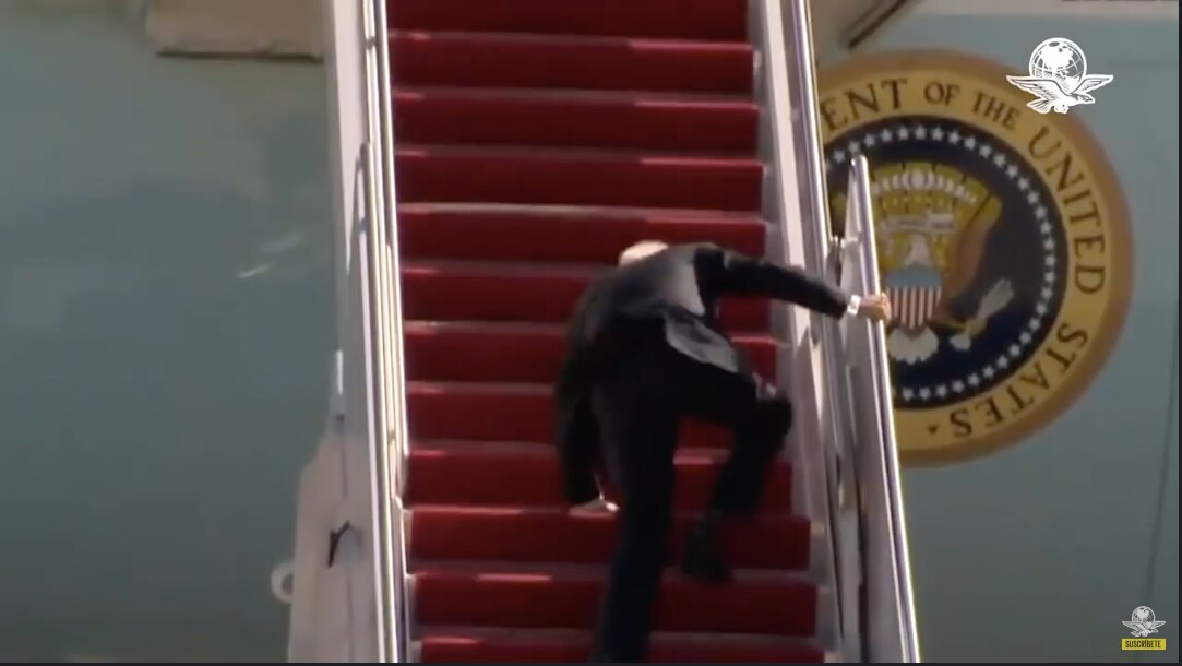 Joe Biden tropieza varias veces al subirse al Air Force One rumbo a Atlanta