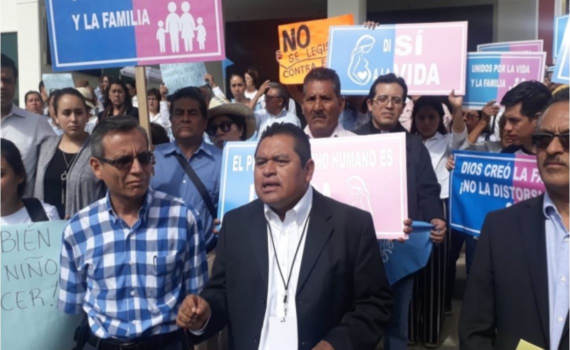 Con rezos, protestan contra iniciativa para despenalizar el aborto en Oaxaca