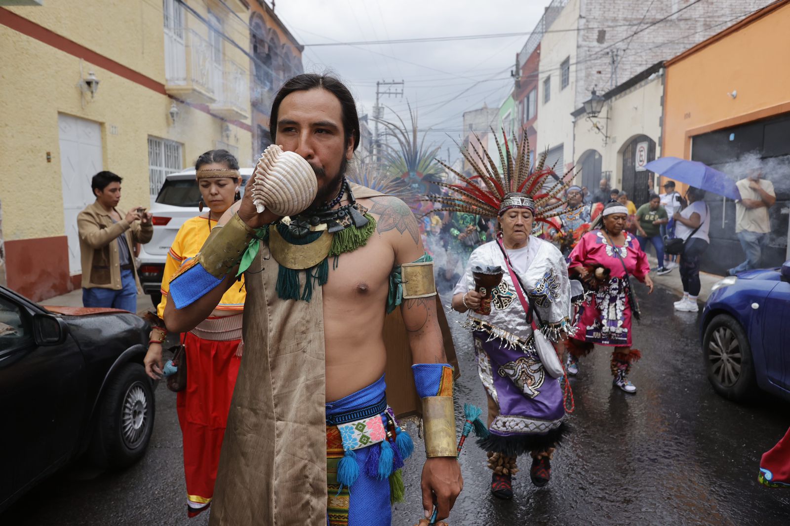 En pleno aniversario, marchan por la Des-Fundación de Querétaro