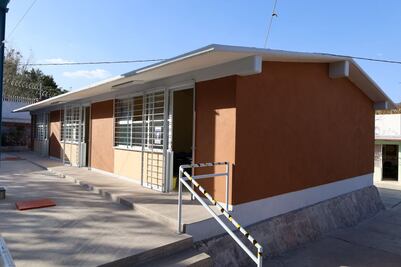Entregan tres aulas didácticas en primaria de Corregidora
