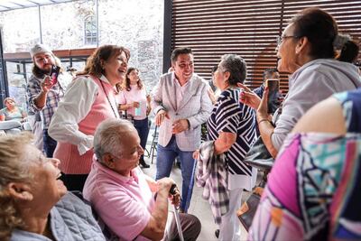 Brindan brazaletes a personas adultas mayores con problemas de memoria en Corregidora