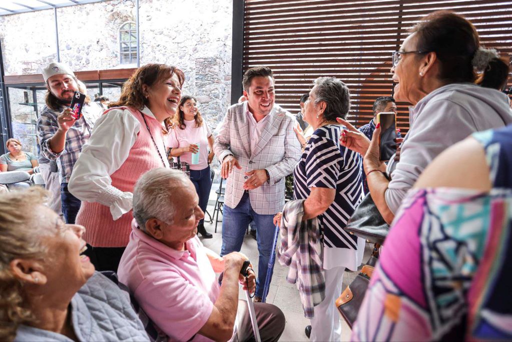 Brindan brazaletes a personas adultas mayores con problemas de memoria en Corregidora