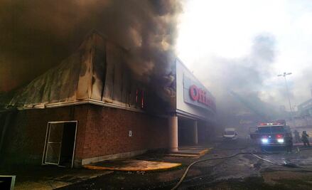 Incendio consume por completo tienda de Office Depot en Querétaro
