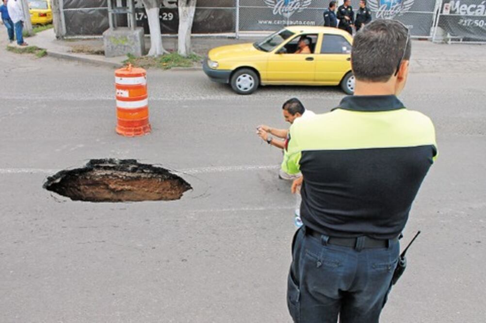 Falla geológica abre boquete en avenida      