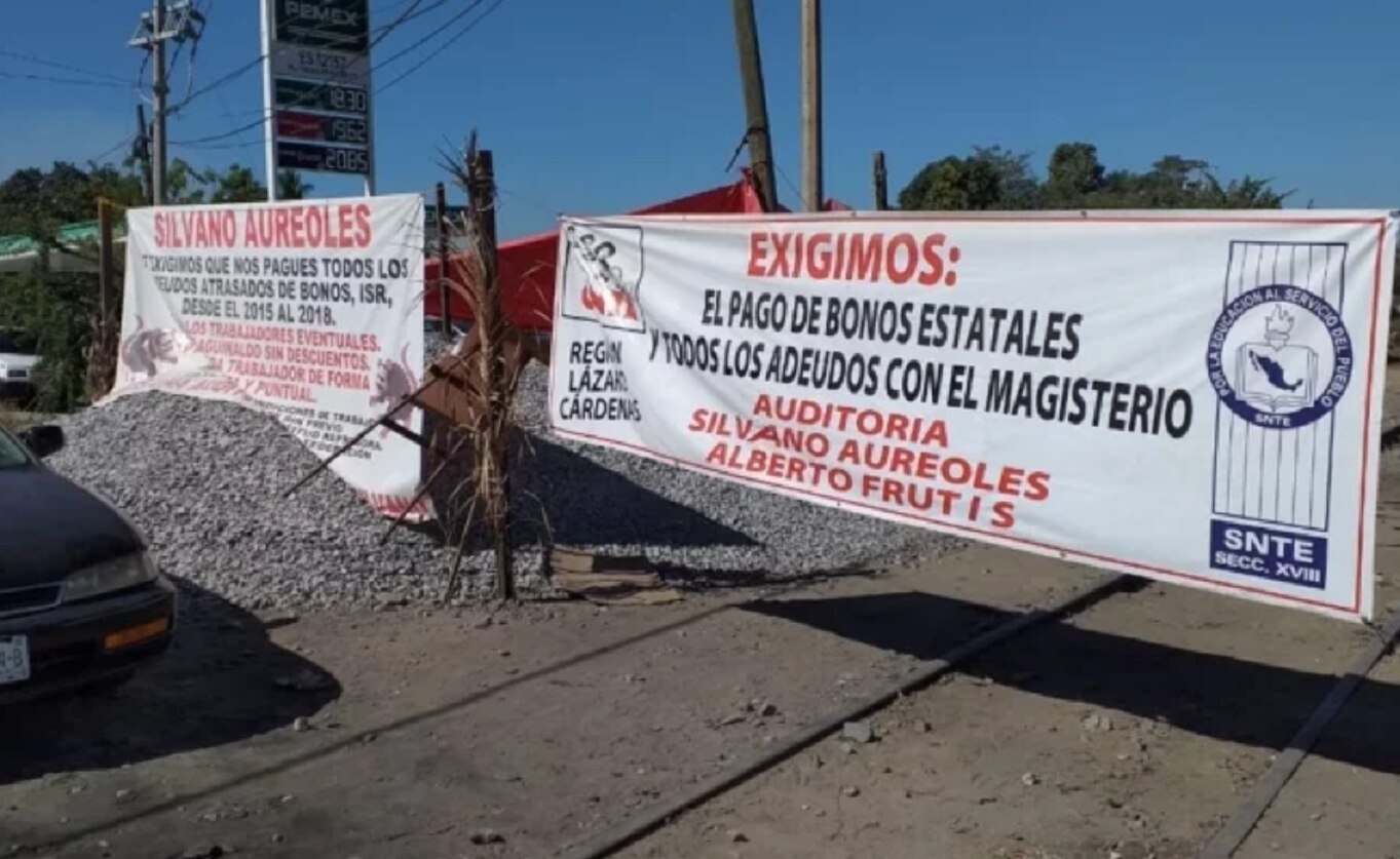 Maestros retoman bloqueos en vías de Michoacán