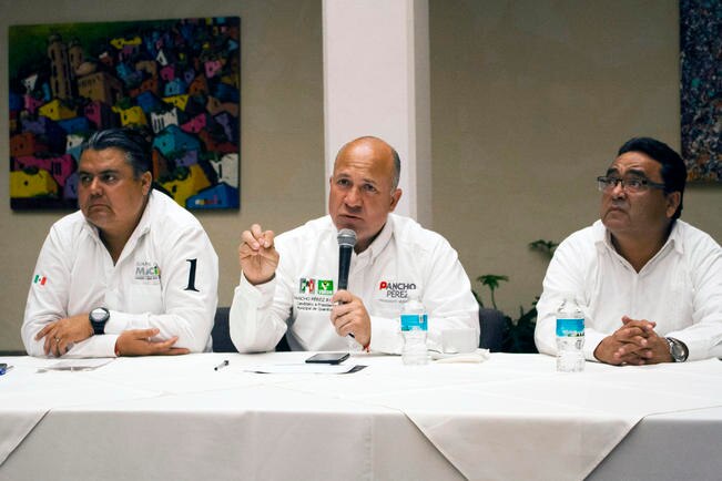 Francisco Pérez visitó el tianguis de Menchaca para conocer las necesidades de los comerciantes. FOTO: ESPECIAL.