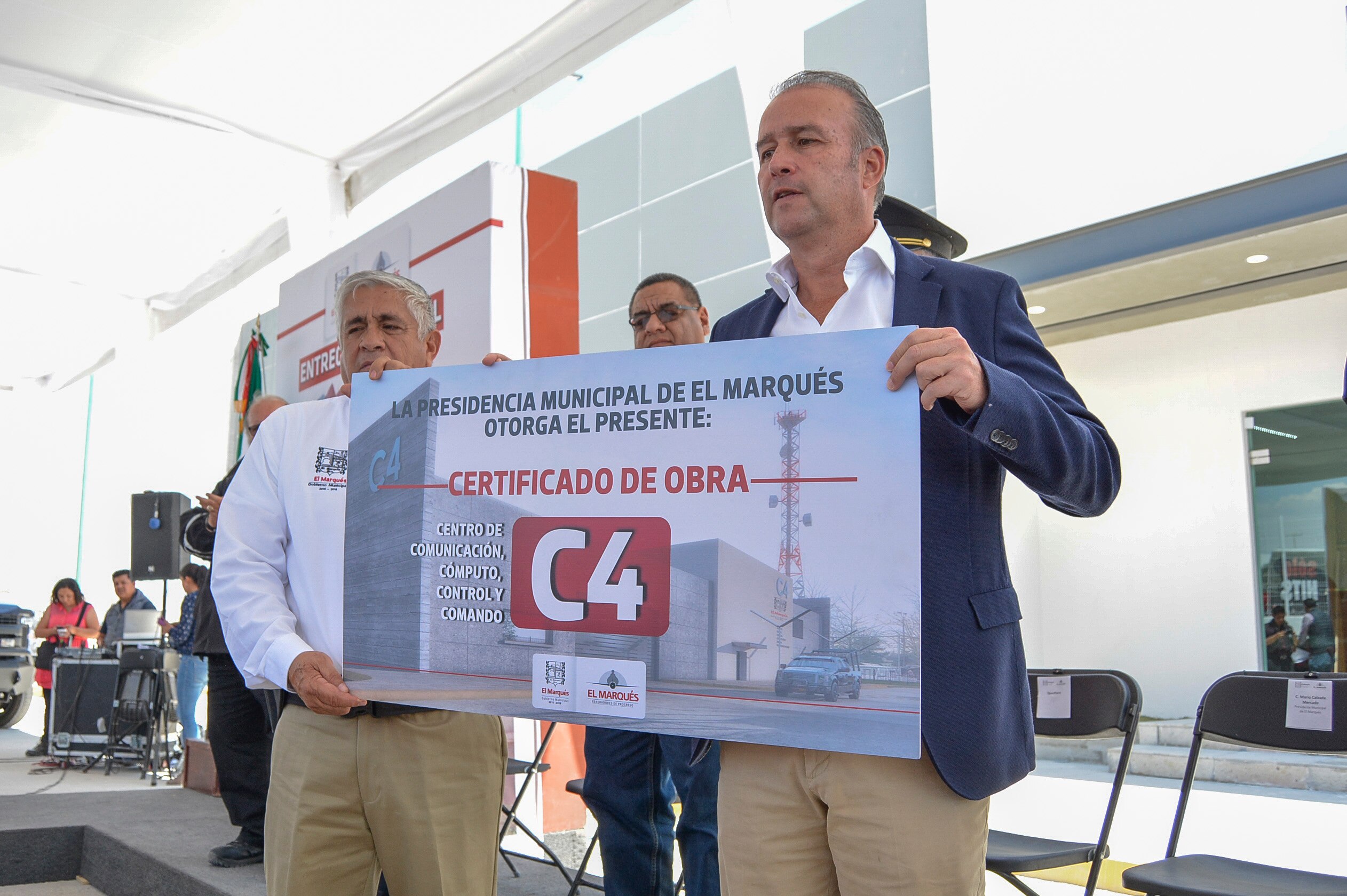 El edil Mario Calzada Mercado (derecha) recordó en la inauguración del C4 que el centro era una de las principales demandas del municipio y fue un compromiso de campaña (MARIO VALDES. EL UNIVERSAL)