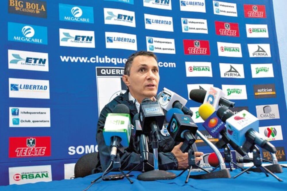 Gallos Blancos pasa la charola