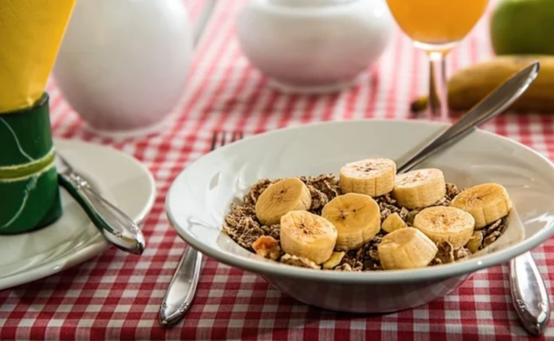 Qué alimentos debes incluir en el desayuno si tienes colitis