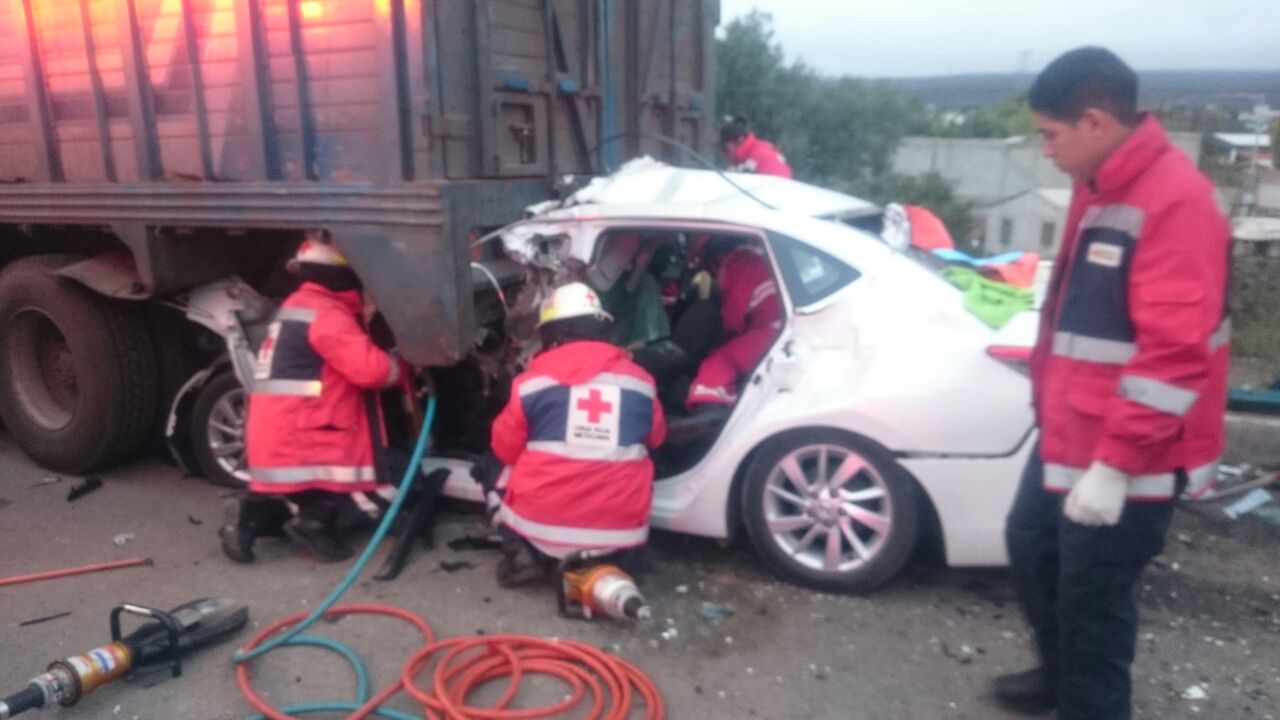 Se incrusta en camion estacionado en la Méx-Qro