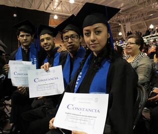 UAQ otorga constancias de egreso a 281 jóvenes