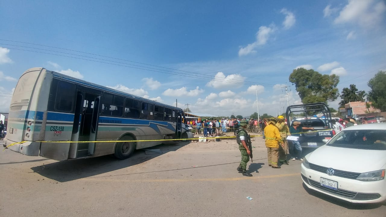 #Avance | Tren arrolla autobús en SJR