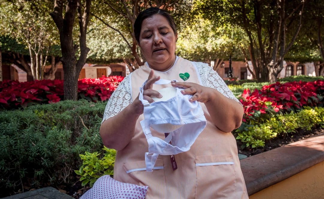 Desde hace cuatro años hacen estas prótesis, las cuales se entregan con recomendaciones para recobrar la movilidad y fortaleza del cuerpo; al mes otorgan de ocho a 12 postizos, señala la voluntaria María del Carmen Flores Gaspar. (RICARDO LUGO)