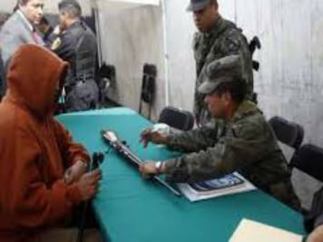 Acuden a registrar sus armas 