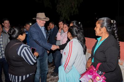 Enrique Vega entrega trabajos de urbanización de río