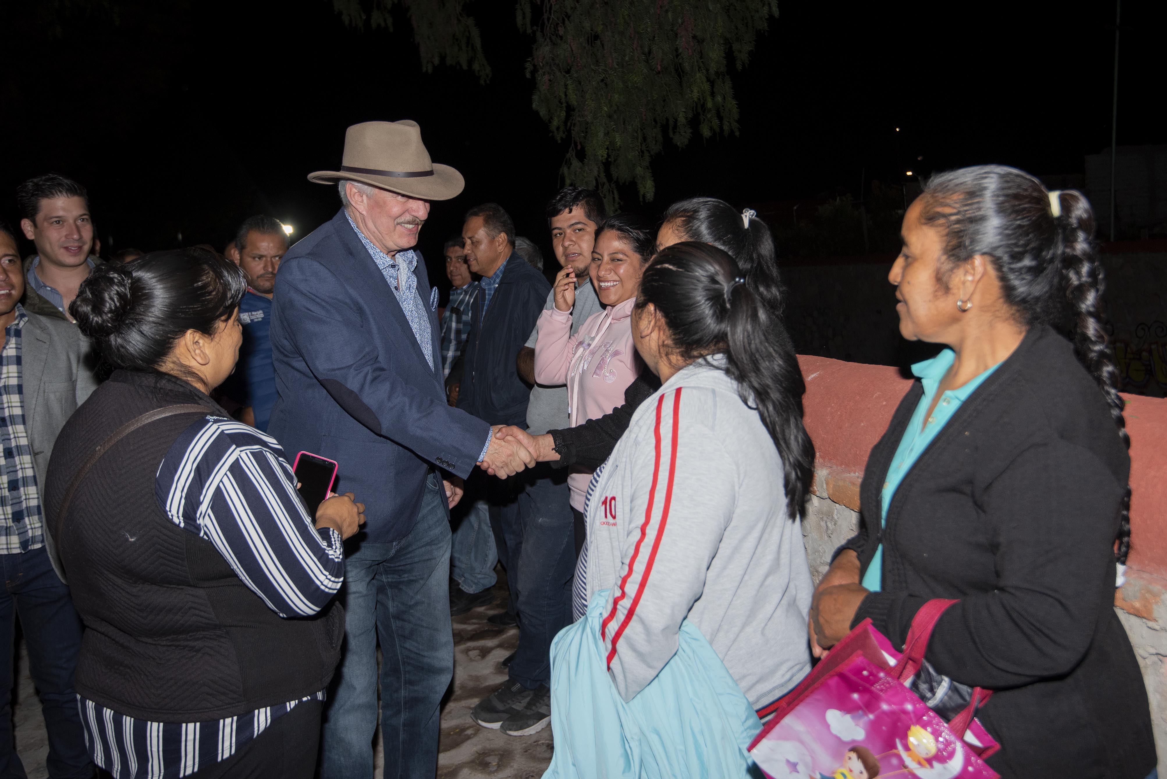 Enrique Vega entrega trabajos de urbanización de río