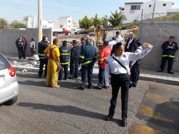 Mujer herida por caída de barda