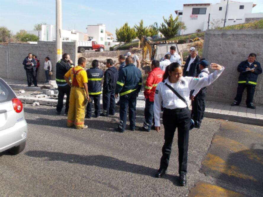 Mujer herida por caída de barda