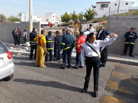 Mujer herida por caída de barda