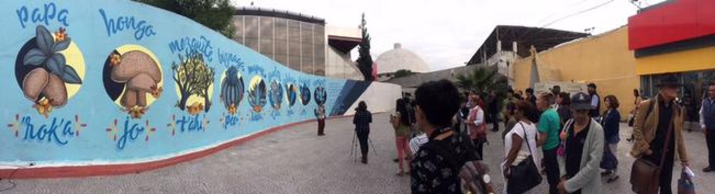 Artistas y autoridades educativas de la UAQ estuvieron presentes en la inauguración del mural.