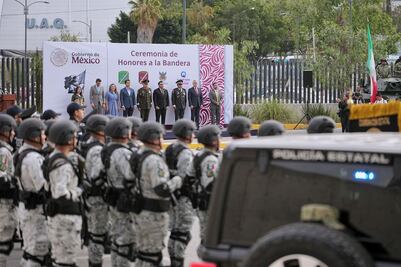 Felifer Macías refrenda compromiso por la seguridad en honores a la bandera en la SSC