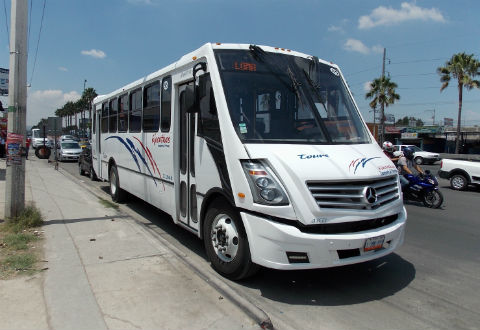 Choca camión de pasajeros