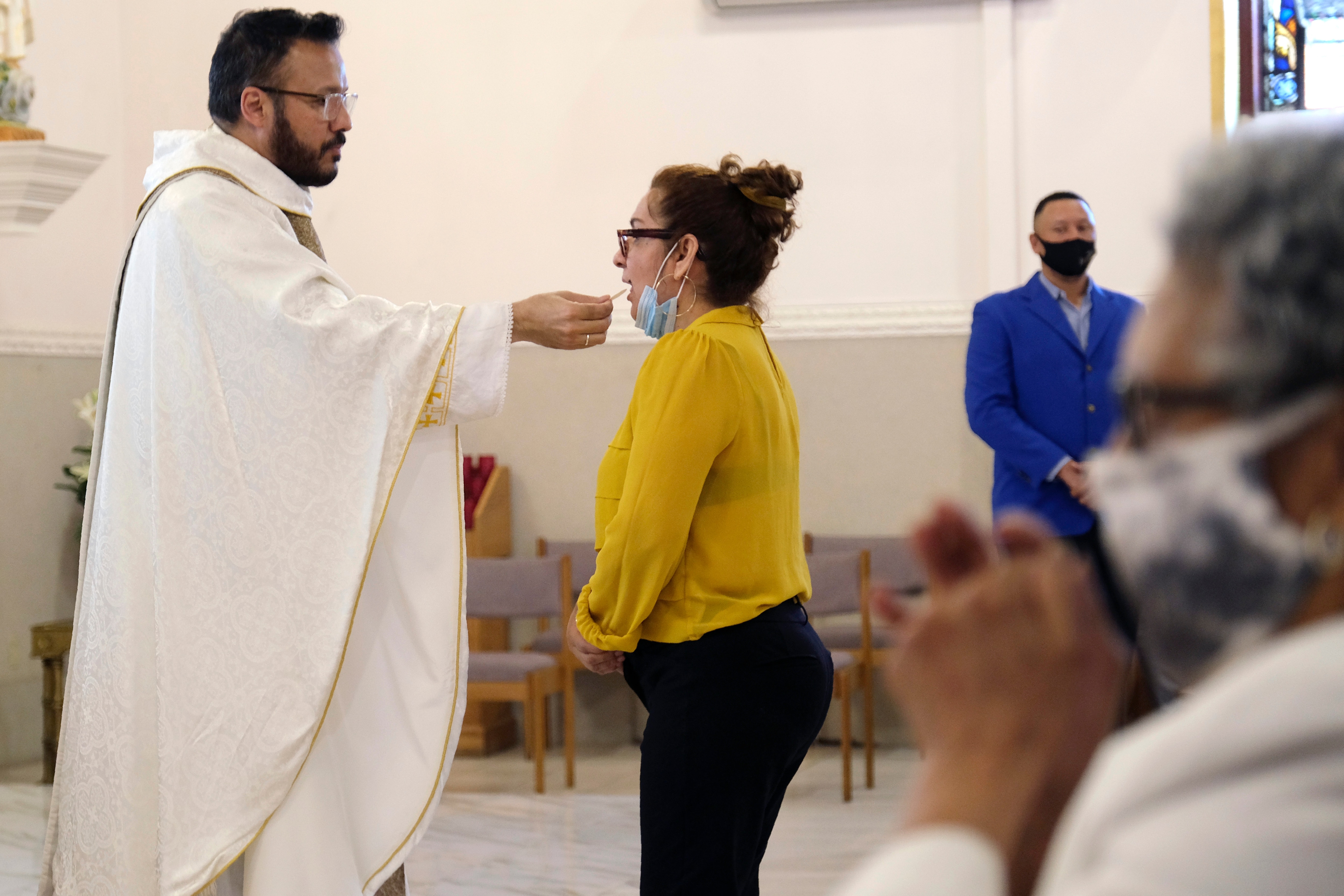 La comunión se dará por turnos, en las iglesias de Querétaro